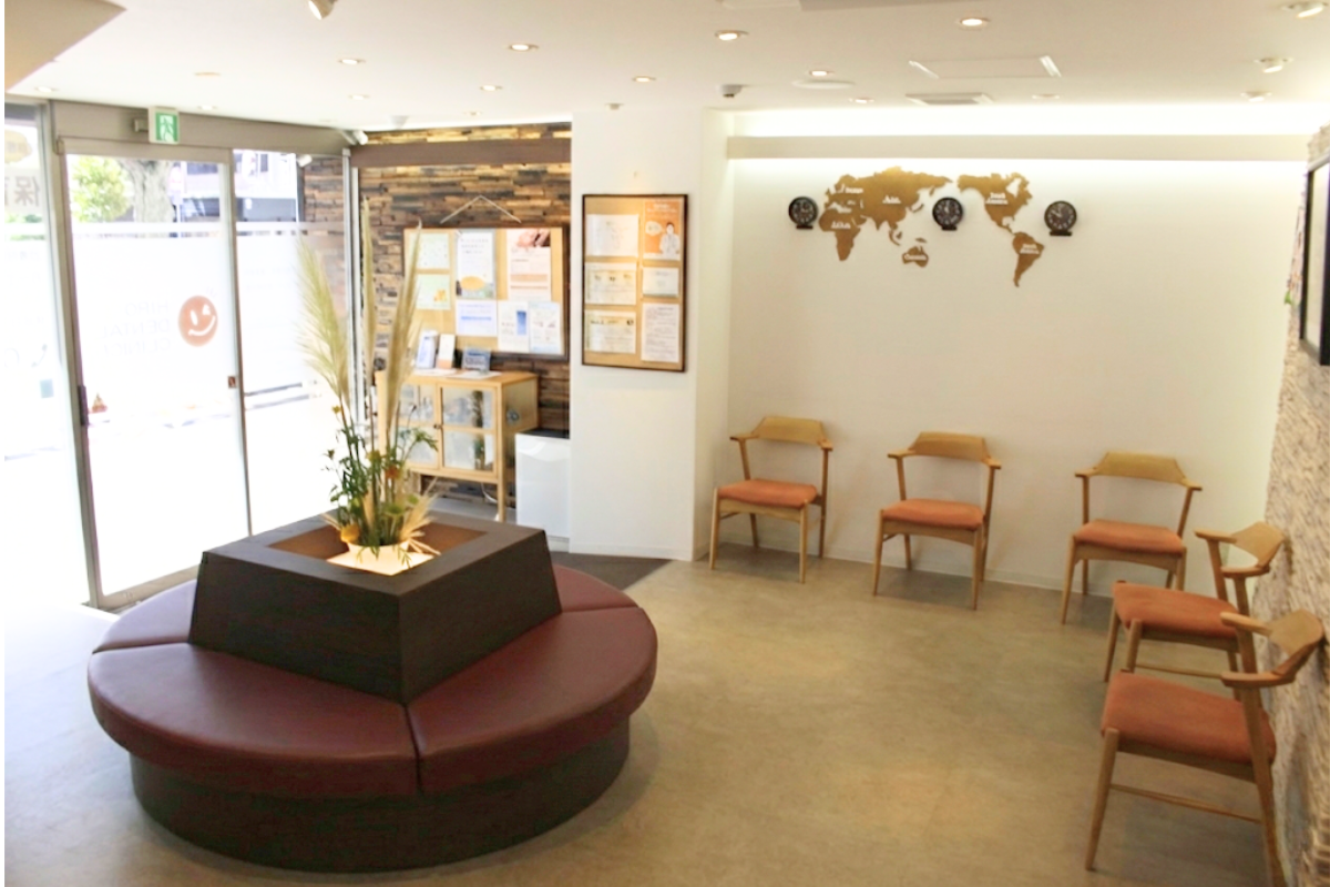 ヒロデンタルクリニックの明るく清潔な待合室